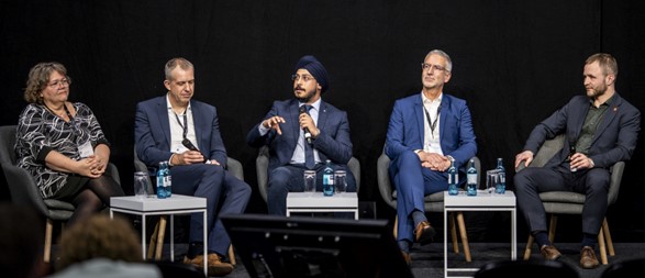 In Dänemarks zweitgrößter Stadt Aarhus schreitet die Entwicklung des Fernwärmesystems mit großen Schritten voran – von den alten Kohlekraftwerken hin zu einem integrierten Wärmesystem der 4. Generation. Im Panel diskutierten Experten über die Zukunft der nachhaltigen Wärmeversorgung: v.l.n.r. Elsebeth Arendt (Kredsløb), Steen Schelle Jensen (Kamstrup), Ronak Monga (Grundfos), Andreas Beha (Innargi). Moderiert wurde die Runde von Anders Laier (Consulate General of Denmark - The Trade Council, Hamburg). ©Messe Dortmund / Wolfgang Helm