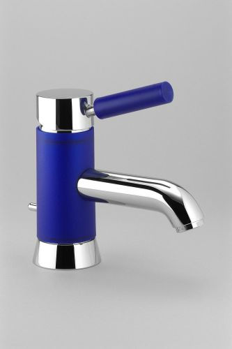 Meta Tec kombinierte 1998 Chromoberflächen mit mattiertem Aluminium, Meta Luce überraschte mit buntem, transluzentem Kunststoffgewand.Produktdesign der Armaturen: Sieger Design Copyright: Dornbracht