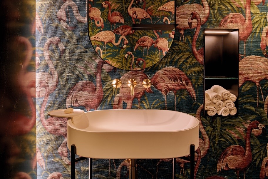 Im kleinen Gästebad ergänzt Vaia in Messing gebürstet (23kt Gold) die edle Stofftapete mit ihren stilisierten Flamingos und Tropenpflanzen. Copyright: VINOVA Architects GmbH Fotograf: Holger Jacob