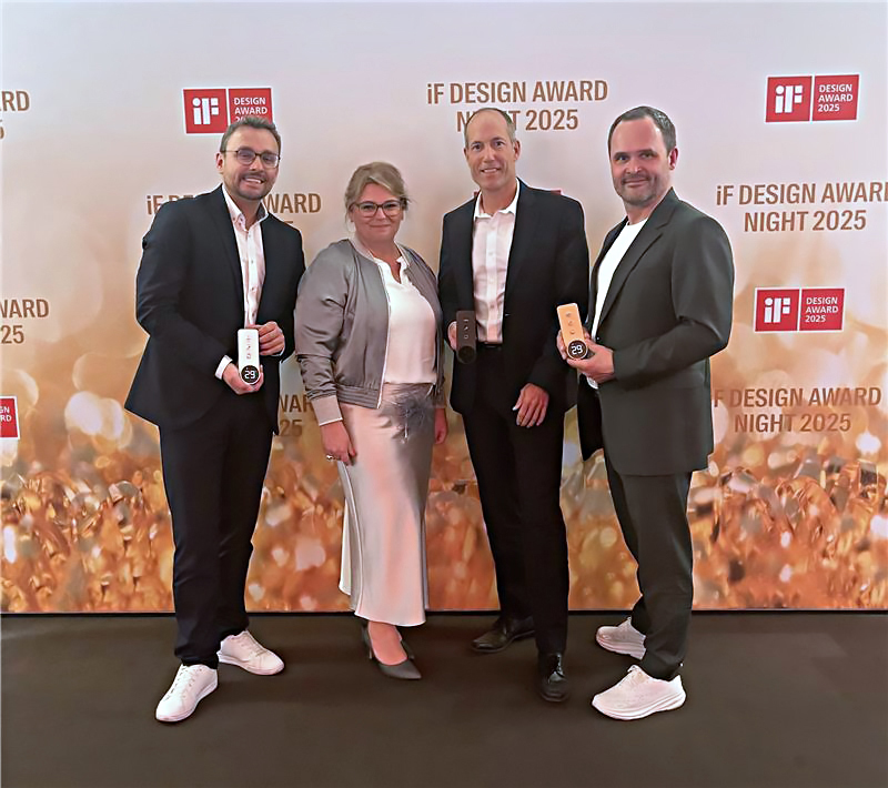 David Mainka, Senior Director Heating and Cooling Solutions Development, GF Building Flow Solutions, Beatrix Pfundstein, Manager Global PR & Communications, Torsten Meier, Chief Innovation Officer, GF Building Flow Solutions, und Pekka Kumpula, Managing Director/Owner bei Seos Design, (v.l.n.r.) nehmen stolz den iF Design Award 2025 für die digitale Duschsteuerung der Uponor I-Shower entgegen. Quelle: GF Building Flow Solutions