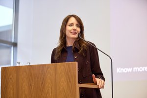 Janina Mütze, Gründerin von civey, gibt Einblick in die öffentliche Wahrnehmung von Holzpellets.© DEPV/Viviane Wild