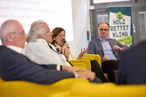 Mit Stolz, aber auch leichter Verwunderung über das Erreichte blicken Pelletunterstützer auf 25 Jahre erfolgreiche Verbandsarbeit im DEPV zurück (v. l. n. r.): Hans-Jürgen Funke, Wendelin Heinzelmann, Beate Schmidt-Menig und Martin Behr. © DEPV/Viviane Wild