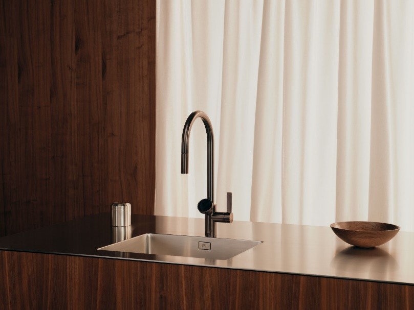 Mit Hyra verleiht Dornbracht dem täglichen Trinkwassergebrauch eine neue, sinnliche Komponente. Hyra im Design von Tara Ultra in Dark Bronze gebürstet – links ohne Hebel für die berührungslose Entnahme von Leitungswasser. Rechts als klassische Version mit Hebel. Copyright: Dornbracht