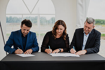 Unterzeichnung der Grundsteinurkunde durch Alen Avdaković, Marija Kušmiš und Dr. Michael Freitag Quelle: TECE SE