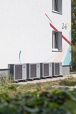 Zwei WKF-Duo-Wärmepumpen mit vier Außenmodulen liefern maximal 44 kW – das reicht für die Versorgung des Mehrfamilienhauses. Bild: Remko, Lage