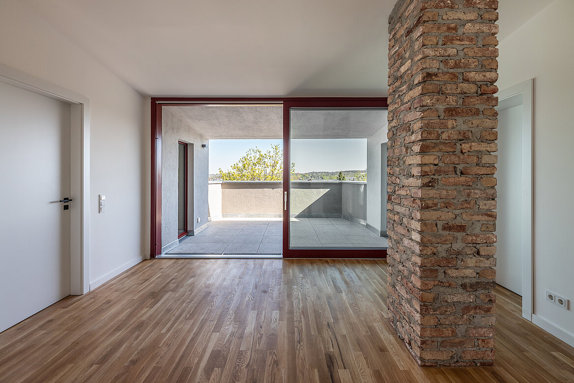 Die Dachterrasse der Maisonette schafft einen privaten Rückzugsort und erweitert den Wohnraum ins Freie – mitten in der Stadt. Foto: Sfeffen Spitzner