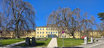 Das Bezirkskrankenhaus Kaufbeuren besteht aus mehreren einzelnen Gebäuden, die unabhängig voneinander mit Trinkwasser warm versorgt werden – aber in jedem gibt, besser: gab es ein Kalkproblem…