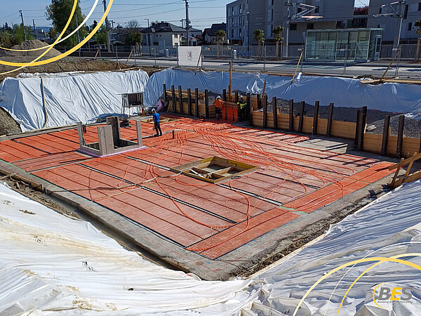 Energieeffizienz mit System: Salzburg AG setzt bei Neubau in Seekirchen auf Erdsolespeicher und Multiquellenwärmepumpe von BES BuildingEnergySolutions GmbH