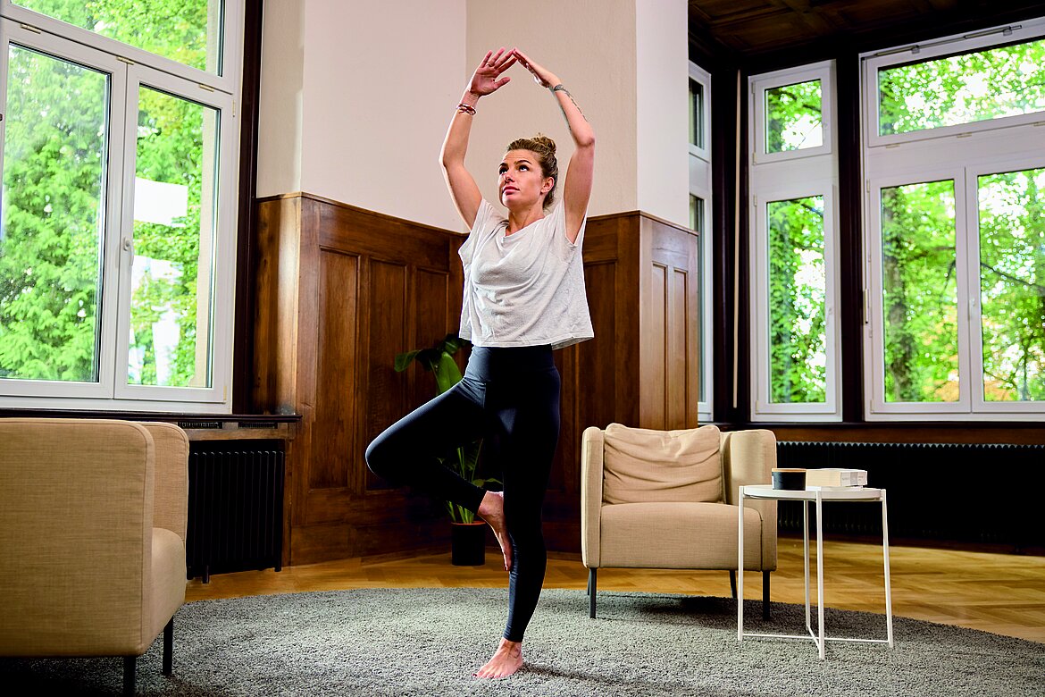 Mit Zehnder Charleston einfach sauber renovieren: Sei es in der klassischen Warmwasser-Ausführung oder in der eleganten Elektro-Version, die auf modernsten digitalen Komfort abzielt: Mit präziser Planung, pünktlicher Lieferung und reibungslosem Einbau nimmt Zehnder den Stress aus jedem Sanierungsprojekt – so bleibt genug Freiraum für persönliche Aktivitäten. Bildquelle: Zehnder Group Deutschland GmbH, Lahr.