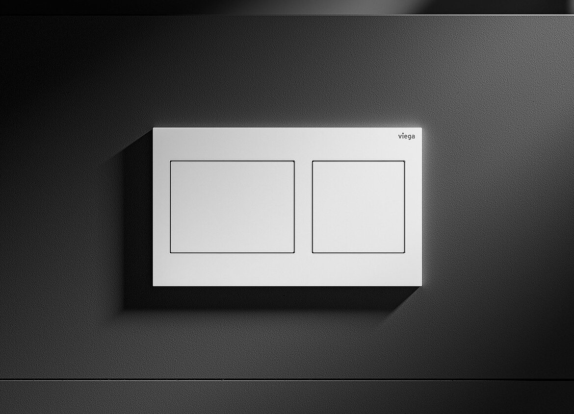 Das Design der „Visign for Style 21“ mit ihrer asymmetrischen Aufteilung in zwei unterschiedlich große Tastenfelder erinnert an hochwertige Lichtschalter. Die Farbvariante Mattweiß verleiht ihr eine moderne, minimalistische Ästhetik. (Foto: Viega)