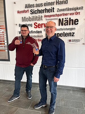 Christian Rudic Vranic (l.) und Simon Freter schätzen natürliche Trinkwasserqualität. Copyright WATERCryst Wassertechnik GmbH