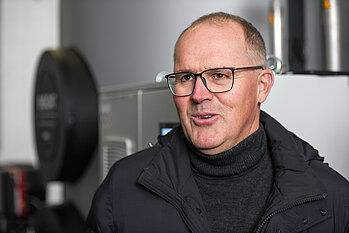 Als „Mann der ersten Stunde“ kennt TGA-Fachplaner Dipl.-Ing. (FH) Steffen Hölle die Trinkwasserinstallation der Allianz Arena in allen Details und war entsprechend involviert, um die Kalkproblematik beim Betrieb der Trinkwasserinstallation mittels WATERCryst-Technologie ebenso effektiv wie ressourcenschonend zu lösen. Copyright: WATERCryst Wassertechnik GmbH