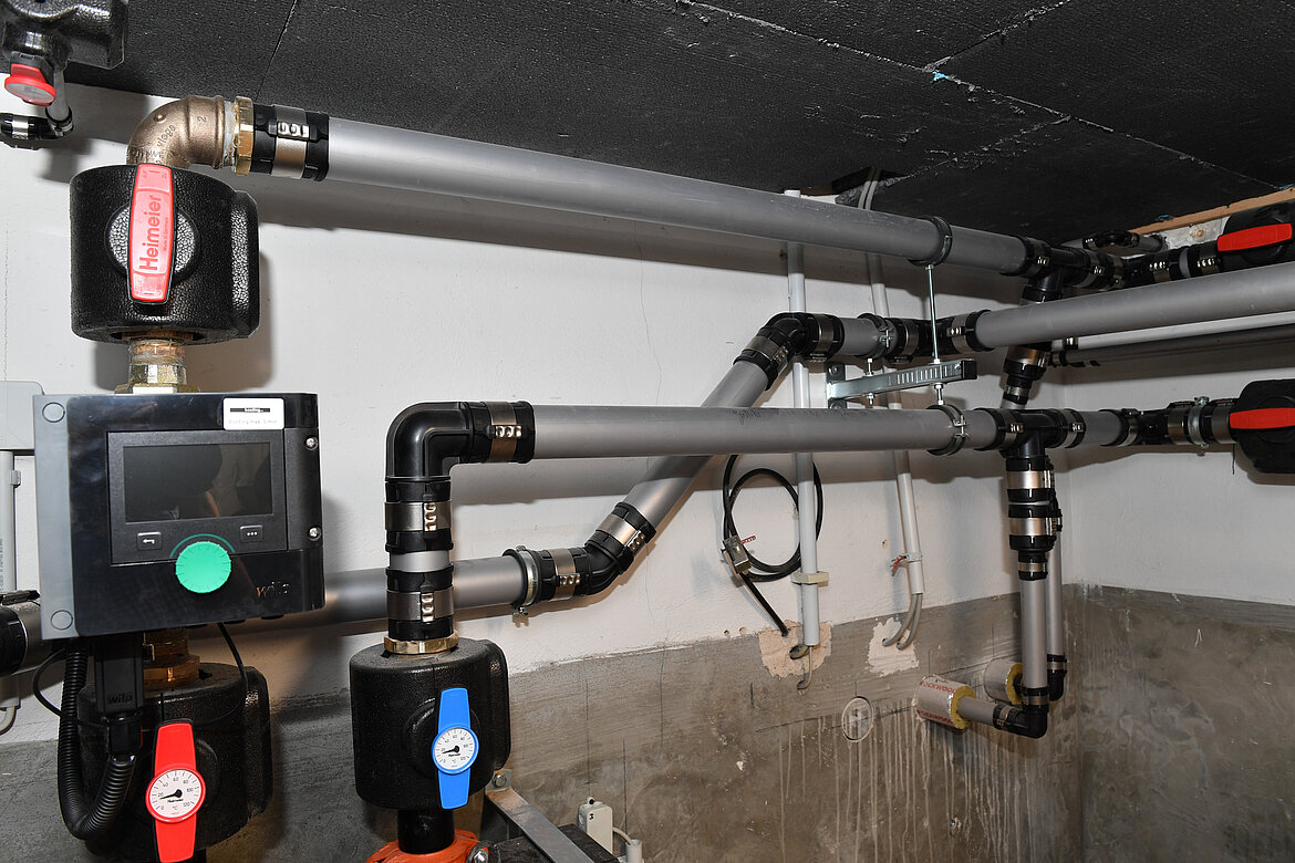 Bei der Heizungsanbindung mit Geberit FlowFit kamen unterschiedliche Rohrdimensionen vom Keller bis zu den Wohnungen zum Einsatz: DN12, DN15, DN20, DN25, DN32, DN40 und DN50. Bei Geberit FlowFit sind für deren Verarbeitung lediglich zwei Pressbacken nötig. Foto: Geberit