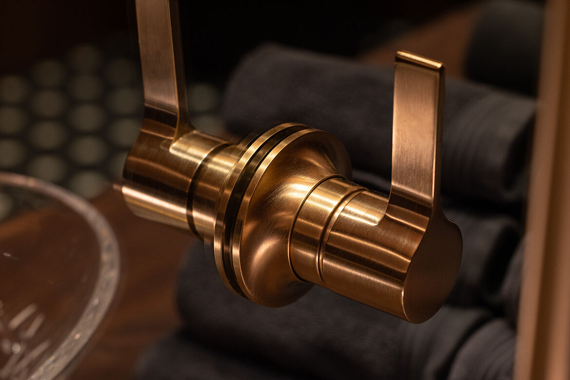 Griff im Vaia-Design in Messing gebürstet (23kt Gold).  Copyright Dornbracht / Fotografie Oliver Oettli
