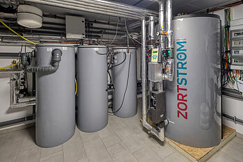 Für die Forschung wird, neben zahlreichen Sensoren und Messgeräten, die Hoval Belarie pro comfort (8) herangezogen.