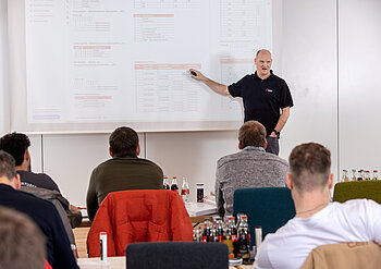Das umfassende Schulungsprogramm von Mitsubishi Electric bietet Fachpartnern unter anderem auch Trainings rund um die Nutzung des Kältemittels R290 bei Luft/Wasser- und Luft/Luft-Wärmepumpen.    Abbildung: Mitsubishi Electric