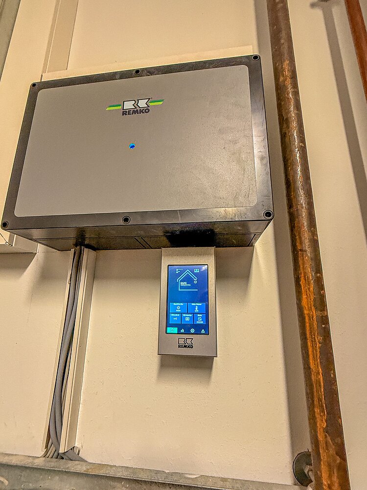 Um die SQW-Wärmepumpen zu steuern, reichen diese Bauteile: oben die Regelung und für die Eingaben sowie Abrufe der Smart Control Touch. Abb.: Remko, Lage