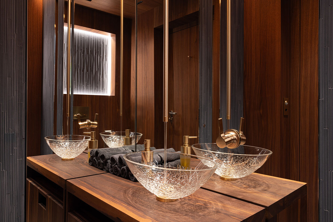 Sonderanfertigung als Designhighlight: Die Armatur, ein filigranes Rohr, bildet zusammen mit dem Schalenbecken aus Kristall ein extravagantes Ensemble. Copyright Dornbracht / Fotografie Oliver Oettli