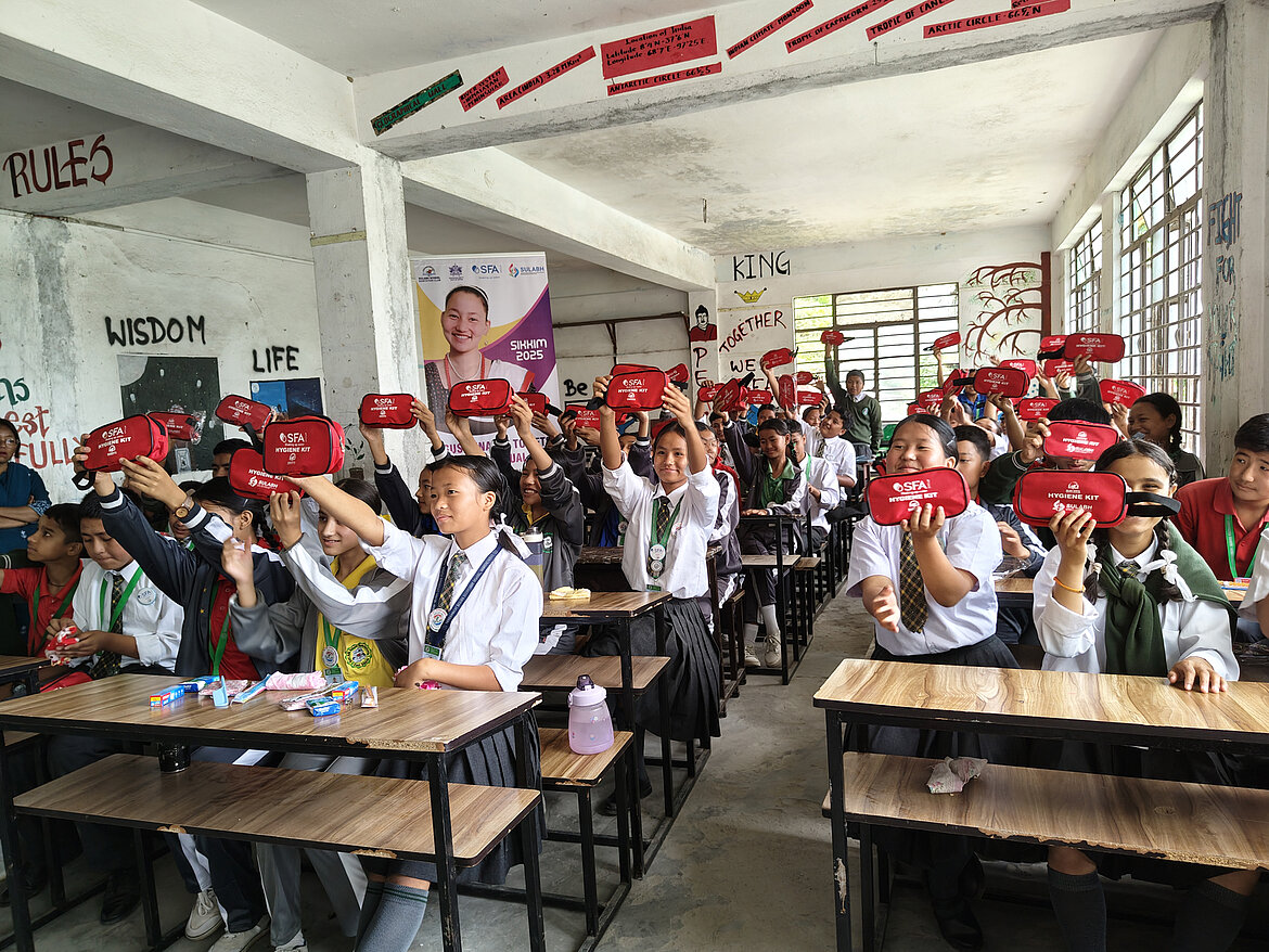 Ausgabe von Hygienesets an Schülerinnen und Schüler. Bildnachweis: SFA Deutschland GmbH