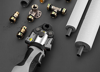 Durch das umfassende Sortiment mit mehr als 400 Komponenten sowie die optional gemäß GEG und DIN vorgedämmten Rohre sind Heizungs- und Sanitärinstallationen mit „Raxofix“ wesentlich wirtschaftlicher, als dies bei anderen Rohrleitungssystemen der Fall ist. (Foto: Viega)