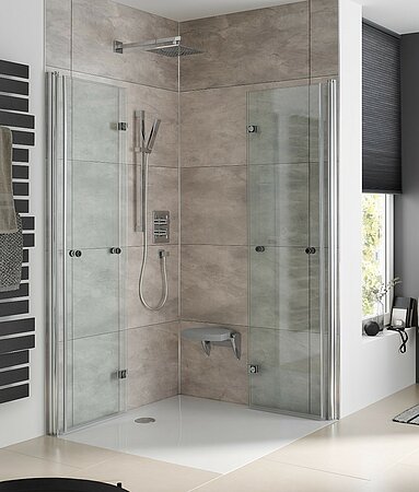 HSK: Geräumiger Duschbereich mit Drehfalttüren