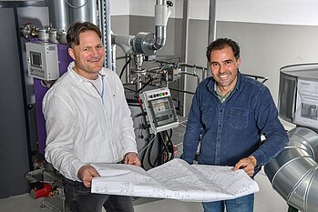„Wir schulden dem Kunden keine Technik, sondern ein Ergebnis“, sagt TGA-Fachplaner Wolfgang Dürheimer (li.), der mit Unterstützung durch CHRISTEVA-Geschäftsführer Alexander Löwentraut das neue Warmwasserkonzept mit Kalkschutz für das C-Bau des BKH Kaufbeuren konzipiert hat.