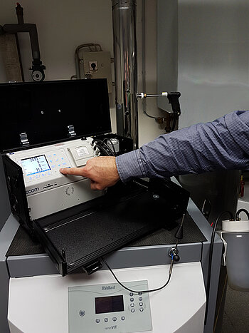 Durch die außergewöhnlich hohe Förderleistung des ecom-EN3 Messgerätes lassen sich schnelle Messergebnisse erzielen und eine zuverlässige Probenentnahme sicherstellen – selbst über größere Distanzen oder unter Unterdruckbedingungen. Bildquelle: ecom GmbH