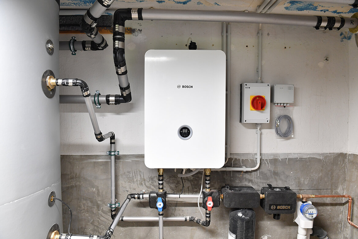 Als Backupsystem, falls beide Wärmepumpen einer Kaskade wegen einer Störung nicht laufen sollten, ist eine Elektro-Direktheizung mit 18 kW Leistung in der Heizzentrale im Keller der Wohnblöcke eingebaut. Foto: Geberit