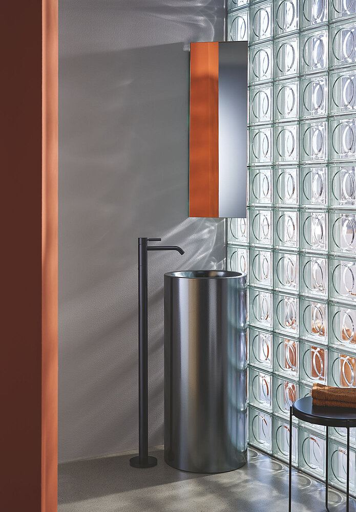 Urbanes Bad mit Glaswand: Meta überzeugt hier als freistehende Variante in Schwarz matt, die sich beliebig im Raum platzieren lässt. Produktdesign der Armaturen: Sieger Design Copyright: Dornbracht
