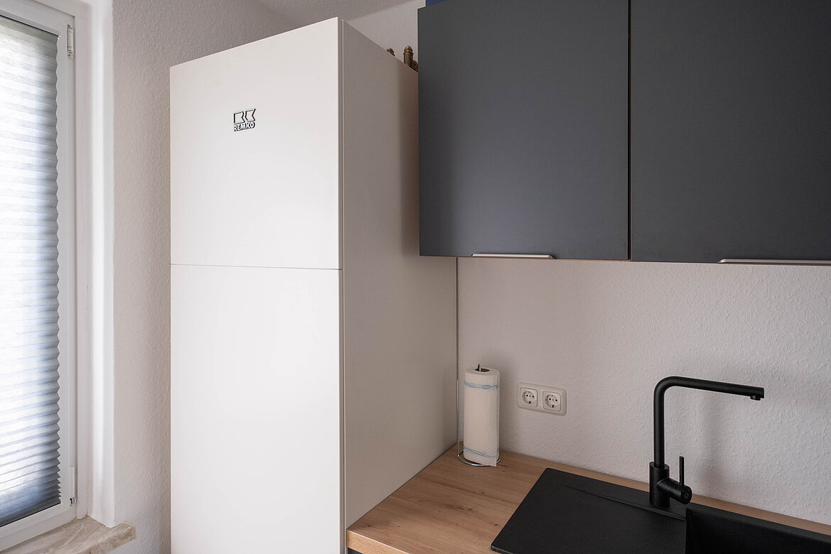 Geringer Platzbedarf: Die modulare Wärmepumpe MWL für Wärme und Trinkwarmwasser passt neben die Küchenzeile. Bild: Remko, Lage