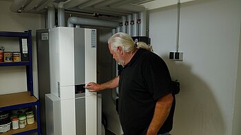 Die Wärmeversorgung der Heizkörper erfolgt witterungsgeführt und bedarfsgenau. Das Bedienmodul WOLF BM-2 mit Außentemperaturfühler regelt die Vorlauftemperatur des Heizkreises modulierend auf der Basis der Temperaturen der Außenluft sowie des Rücklaufs. Quelle: WOLF GmbH