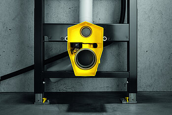 Als Multitalent dient die WC-Anschlussbox im Rohbau zunächst als Bauschutz. Nach der WC-Montage schützt sie zudem den Baukörper bei eventuellen Leckagen am WC-Anschluss vor eindringendem Wasser – und für die elektronischen „Visign“-Betätigungsplatten stellt sie außerdem noch einen wassergeschützten Bauraum zur Verfügung, in dem die 230-Volt-Anschlüsse und das Netzteil Platz finden. (Foto: Viega)