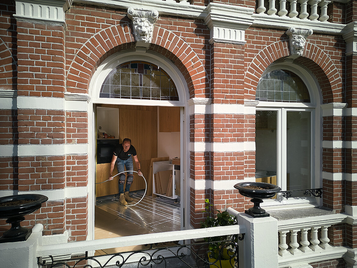 Der Betrieb A1 Montage hat das Fußbodenheizungssystem Uponor Siccus 16 in der Küche des Apartments installiert. Bildquelle: Paul Lagro