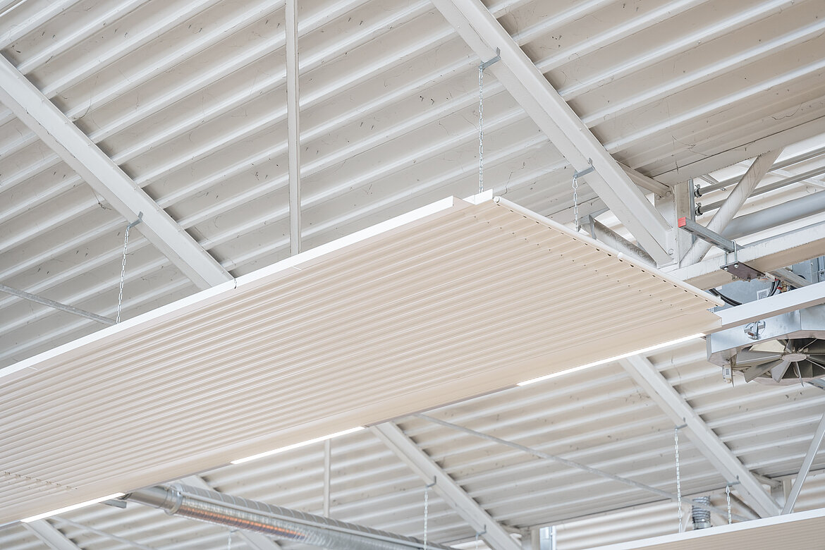 Insgesamt wurden 17 Reihen Deckenstrahlplatten Zehnder ZFP mit einer Länge von jeweils 11 m bis 22 m installiert. Das geringe Gewicht der Deckenstrahlplatten begünstigte die Montage erheblich, da das Dach durch zusätzliche Dämmung und PV-Module bereits am Rande der Belastungsgrenze angekommen war. Bildquelle: Zehnder Group Deutschland GmbH, Lahr.