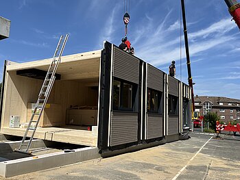 Die fertigen Module wurden Mithilfe von Lastwagen und Kränen an ihren finalen Standort transportiert.