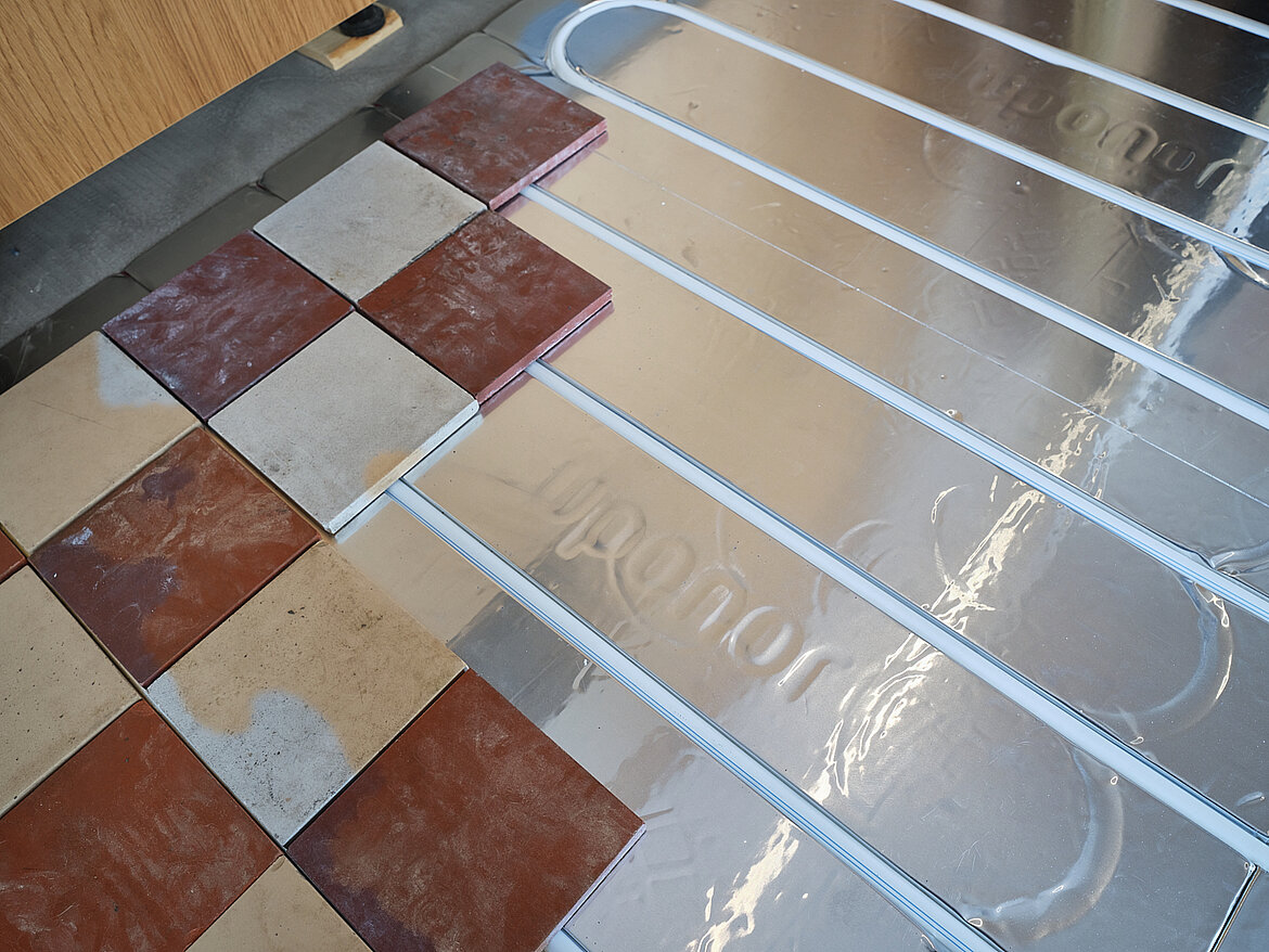 Die Rohre liegen dicht unter dem Belag, was für eine schnelle Wärmeabgabe sorgt. Bildquelle: Paul Lagro