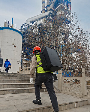 Der stabile Koffer mit integriertem Schultertrageriemen schützt das empfindliche Messsystem zuverlässig und ermöglicht einen komfortablen Transport, selbst in anspruchsvollen Industrieumgebungen. Bildquelle: ecom GmbH