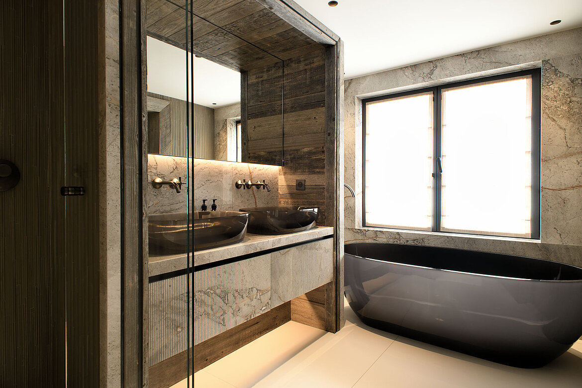 Vaias Oberfläche in Dark Platinum gebürstet harmoniert elegant mit ihrer Umgebung, sei es mit dunklen Glasbecken oder sogar einer verspielten Hundetapete.