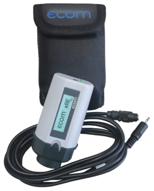 Alles kompakt zur Hand, Ergebnisse schnell und einfach auf Knopfdruck – der ecom xRE-Auslesekopf mit Datenkabel in der praktischen Schutz-tasche.  Quelle: ecom GmbH