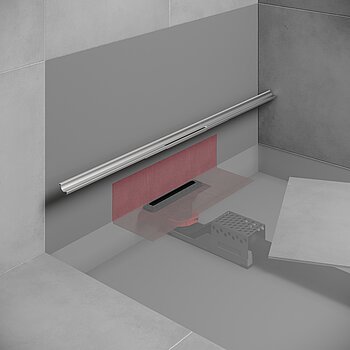 TECEdrainway lässt sich optimal auf die Duschplatz-Maße ablängen und integriert sich harmonisch im Übergang von Wand und Boden. Das integrierte 3D-Gefälle gleicht Bautoleranzen aus, während die Justierscheibe für eine präzise Ausrichtung des Duschprofils sorgt. Bildquelle: TECE GmbH