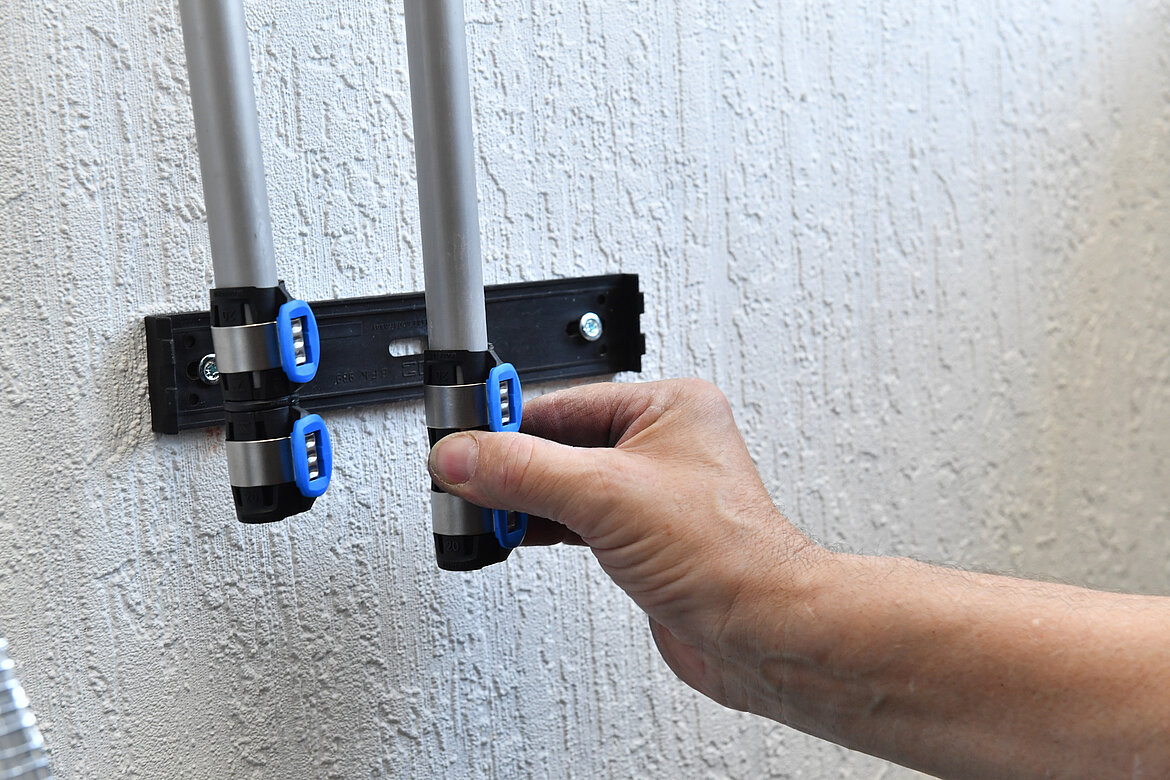 Jeder Fitting verfügt über Sichtfenster, die Auskunft über die Einstecktiefe geben. Der Pressindikator löst sich nur nach erfolgreicher Verpressung. Foto: Geberit