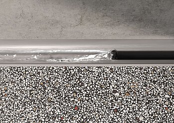 Das integrierte 3D-Gefälle des TECEdrainway Rinnenprofils optimiert den Wasserfluss so, dass ein praktischer Selbstreinigungseffekt entsteht und mögliche Bautoleranzen ausgeglichen werden. Haare werden direkt in die Abwasserleitung gespült, ohne dass sie an Ecken oder Kanten hängenbleiben können.  Bildquelle: TECE GmbH