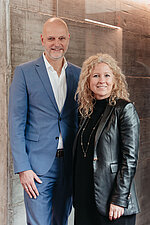 Caroline Schmitt und Christian Ennenbach bilden die Doppelspitze von Dornbracht. Ennenbach verantwortet Finanzen, Operations und IT, während Schmitt für Vertrieb, Marke und Unternehmenskultur zuständig ist.  Copyright: Dornbracht