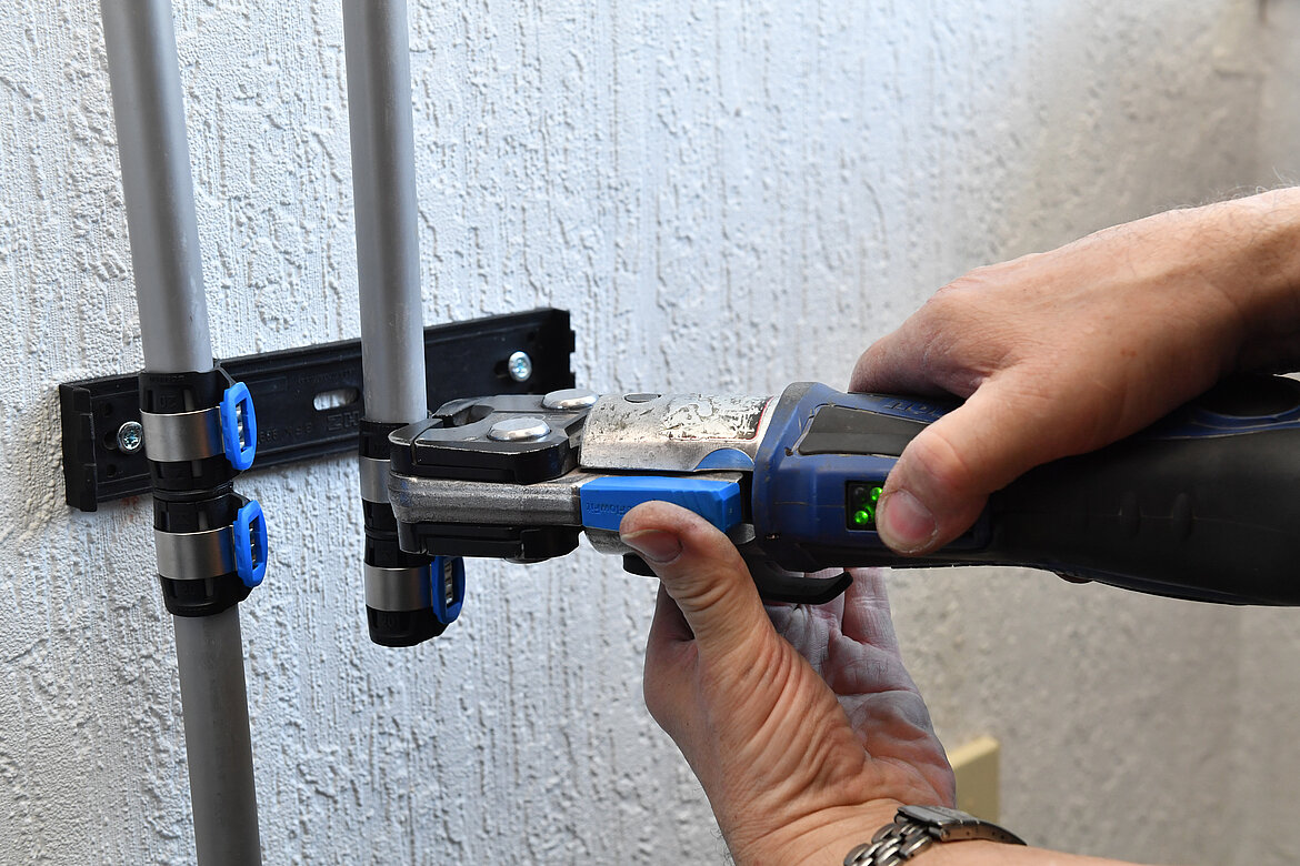 Der Werkzeugansatz erfolgt bei der Lateralverpressung nur noch seitlich am Rohr. Foto: Geberit