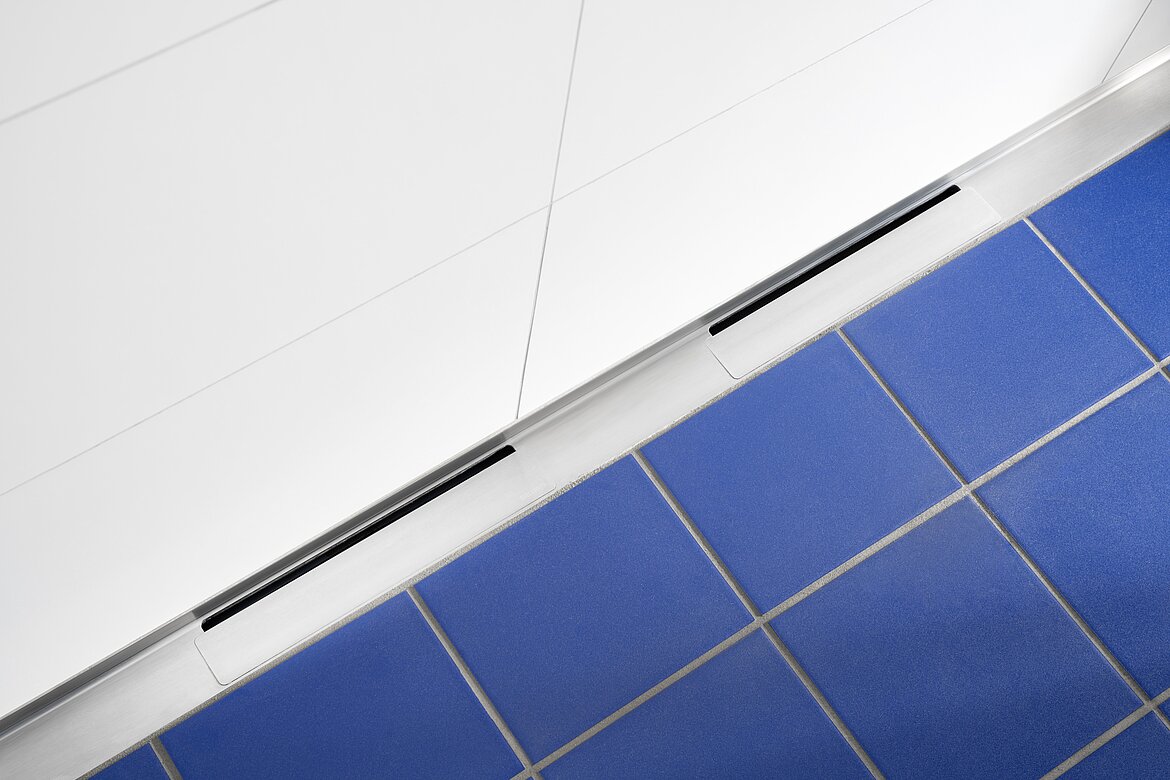Die Duschrinnen CeraWall Select Duo lassen sich in nahezu beliebiger Länge reihen – ideal für Sportduschen. Foto: Christoph Meinschäfer