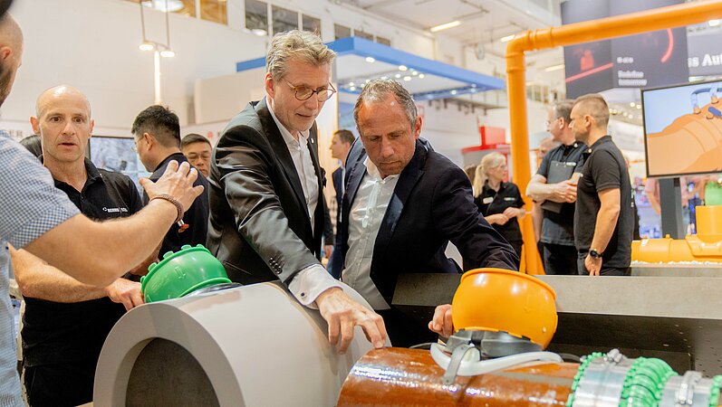 REHAU präsentiert nachhaltige Innovationen auf der IFAT 2024 mit Besuch vom Bayeri-schen Staatsminister für Umwelt und Verbraucherschutz Thorsten Glauber