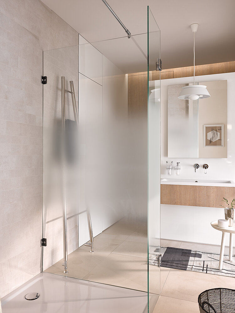 Das neue Spezialglas Sandblast Flow von glassdouche ermöglicht gerade Duschtüren und Seitengläser mit fließendem Übergang von absolut transparent zu völlig blickdicht. Bildquelle: Glassdouche
