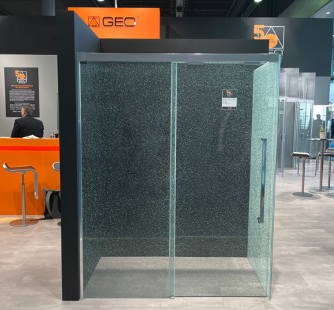 GEO zeigt die Zukunft des Bad-Designs: Crash-Glas Schiebetür auf der ISH 2025