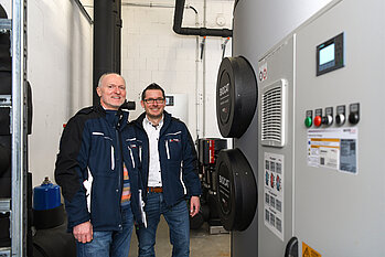 Dank umfassender Vorarbeiten konnten Abteilungsleiter Tobias Ernst (re.) und Teamleiter Josef Gutscher (Stingl GmbH) den Umschluss auf die neue WATERCryst-Kalkbehandlung inklusive ebenfalls neuer Druckerhöhungsanlage innerhalb von nur zwei Nachtschichten realisieren. Copyright: WATERCryst Wassertechnik GmbH