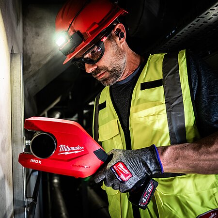 MILWAUKEE® PRÄSENTIERT DEN NEUEN M12™ AKKU-EDELSTAHL-ROHRABSCHNEIDER XL – SCHNEIDET BIS ZU 54 MM EDELSTAHLROHRE